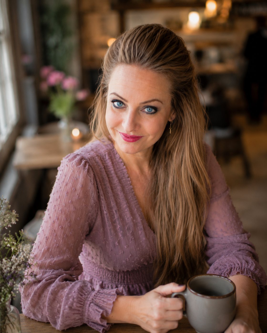 Femke met een kop koffie